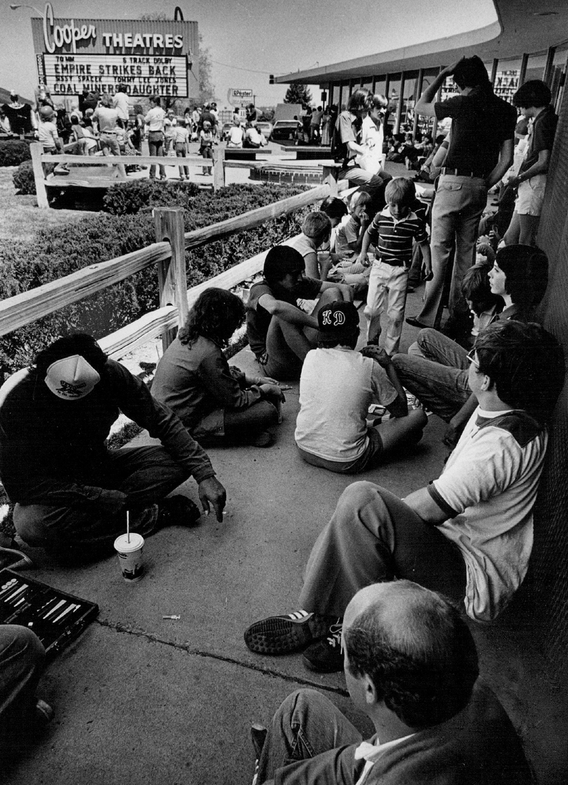 Illustration for article titled A Brief Visual History of People Waiting in Line for Star Wars